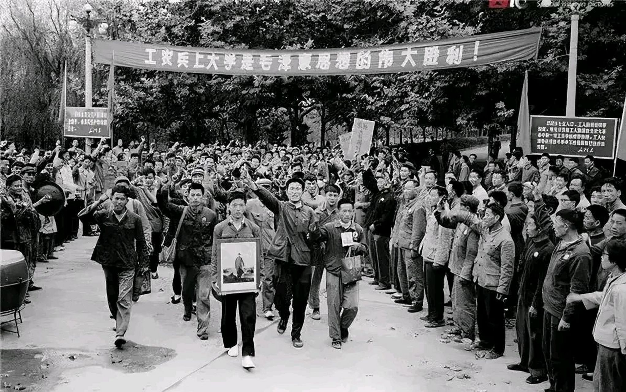 当时实行推荐上大学制度,所谓的"工农兵学员",是我们常说的保送上