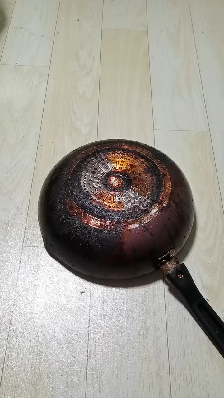 黑锅只需一涂一抹一敷就可以轻松翻新 #轻松洗黑锅底 #厨房好物 #厨房