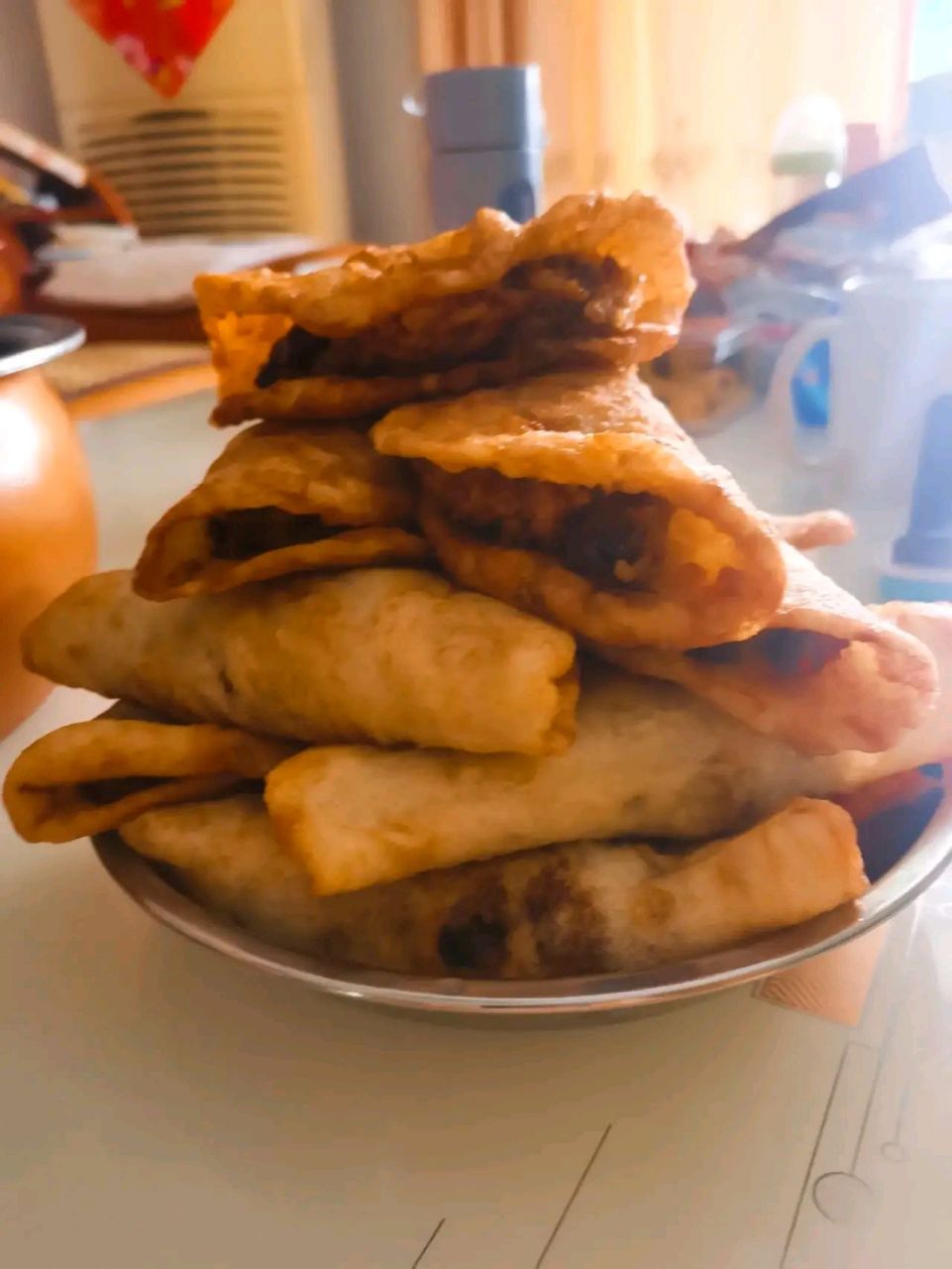 油饼子卷糕是甘肃地方特色美食,也是最诱人的风味小吃,尤其是在武威