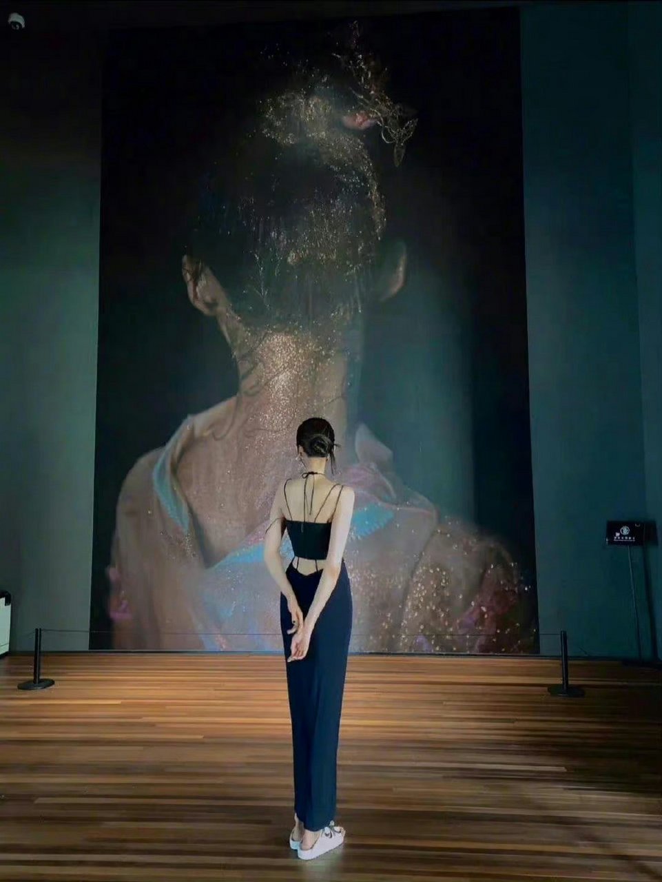 关晓彤这张背影,家人们谁懂啊