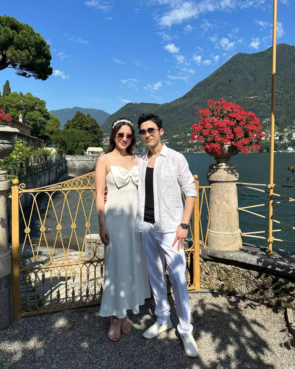 蔡加赞一身礼服,一套休闲装,戴着墨镜,每一身都好看.