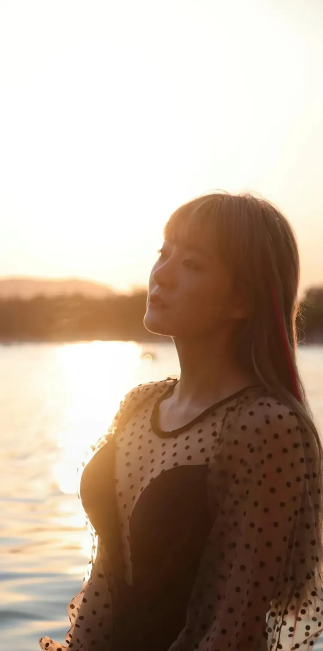 牟星姐姐的元素,冲浪,比基尼女郎,海边.三大要素!就是夏季标签!