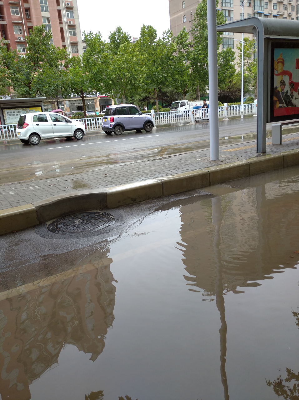 马路上下雨的真实照片图片