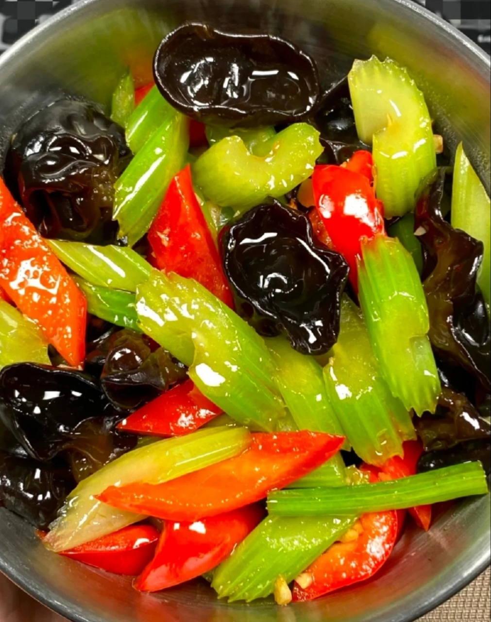 西芹炒木耳 芹菜和木耳中富含膳食纤维和维生素,能起到降血压,润肠