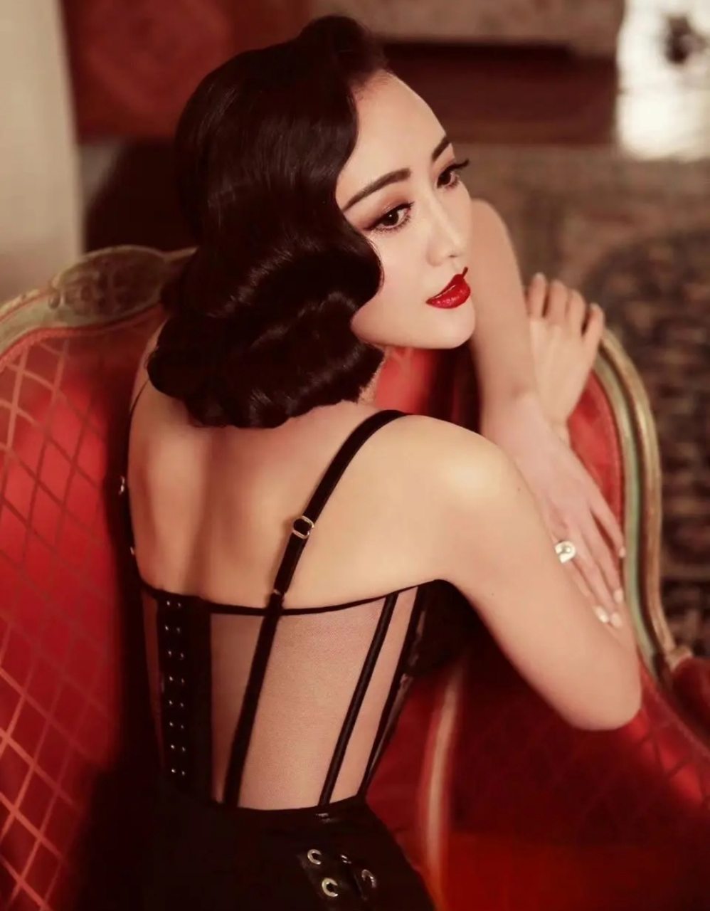 王鸥长相绝美,妖娆妩媚,性感迷人