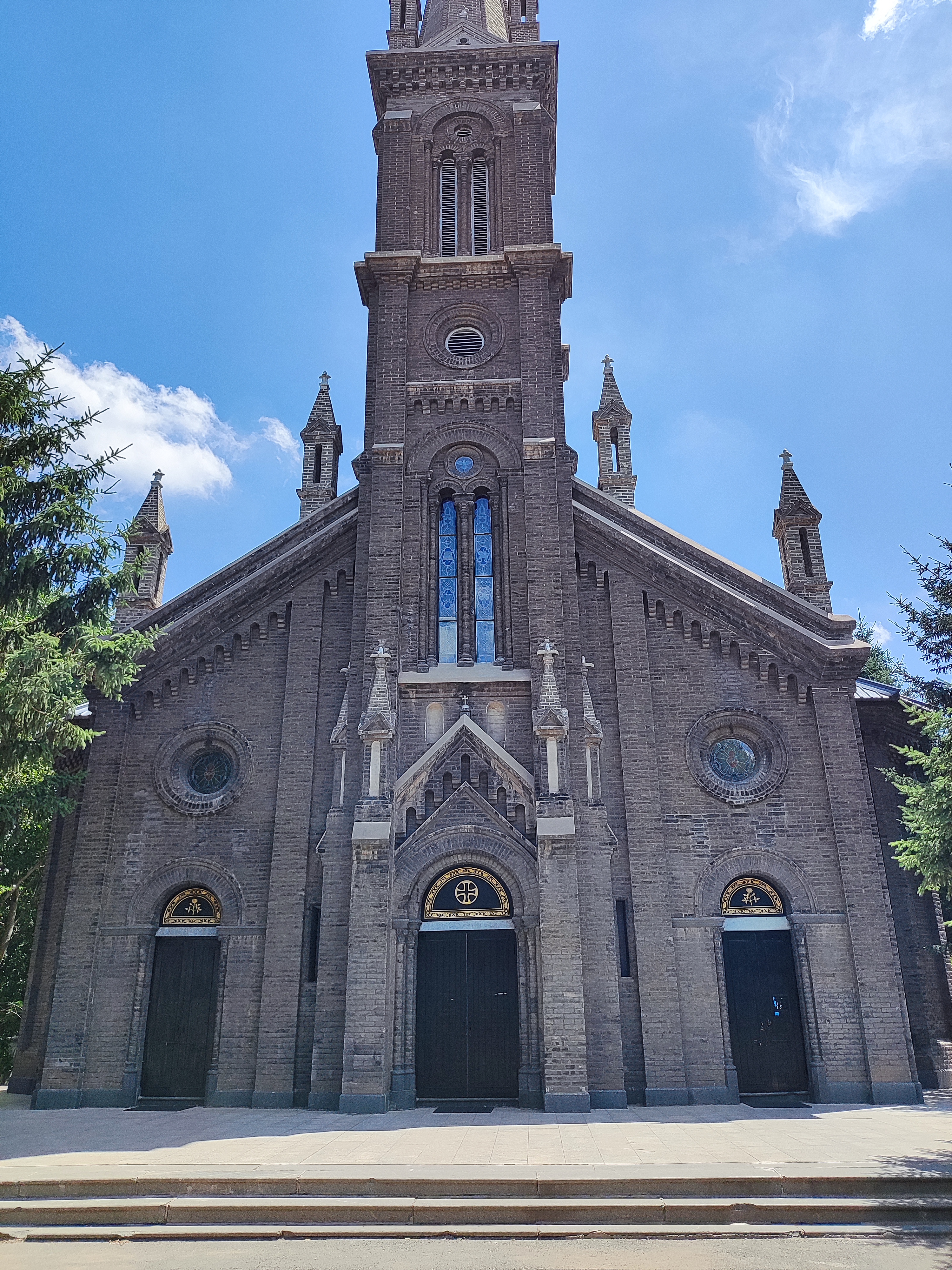 这座天主堂位于长春南关区东四街道,由法国巴黎外方传教会传教士出资