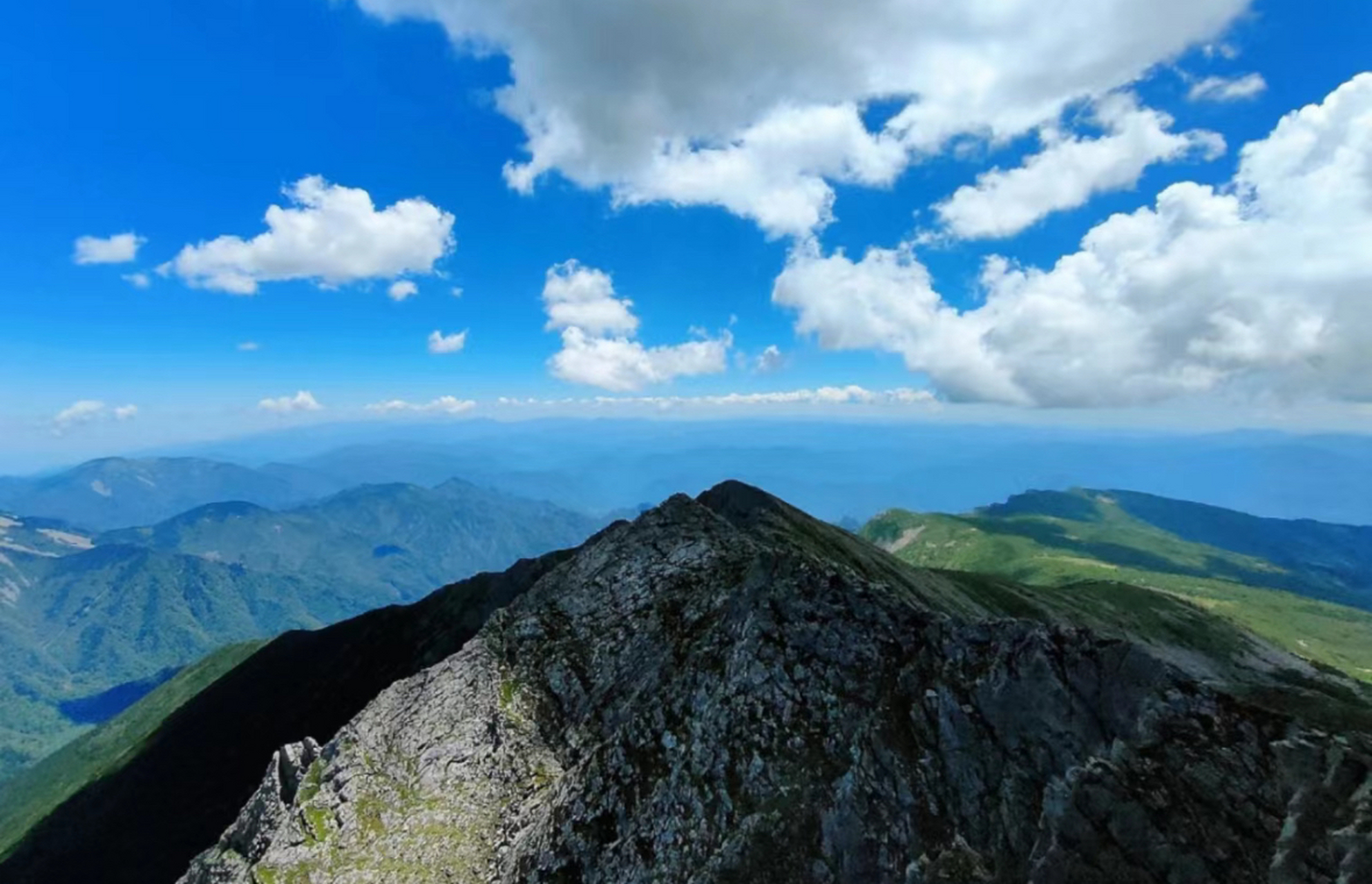 太白山的风景一直是人们向往的地方,这里虽然群山连绵,但是每座山峰