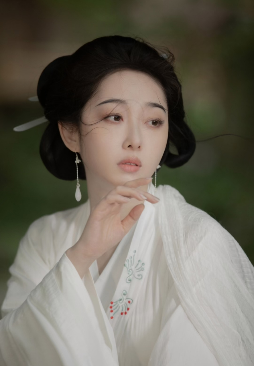 蒋梦婕不愧是"古典美人",一身素色古装造型,看上去清冷气质,美得古典