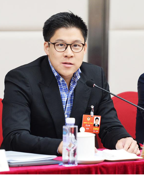 朱玲玲的烦恼:二儿子霍启山40岁未婚,小儿子霍启仁35岁游戏人生