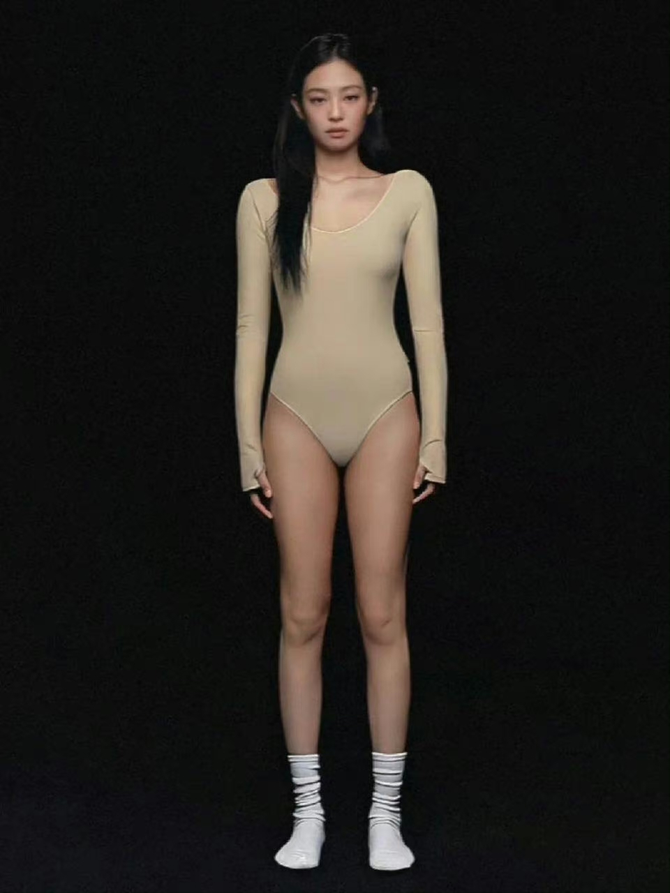 韩国艺人jennie的直角肩,粉丝说这是天生的.#美女# #每日娱乐播报