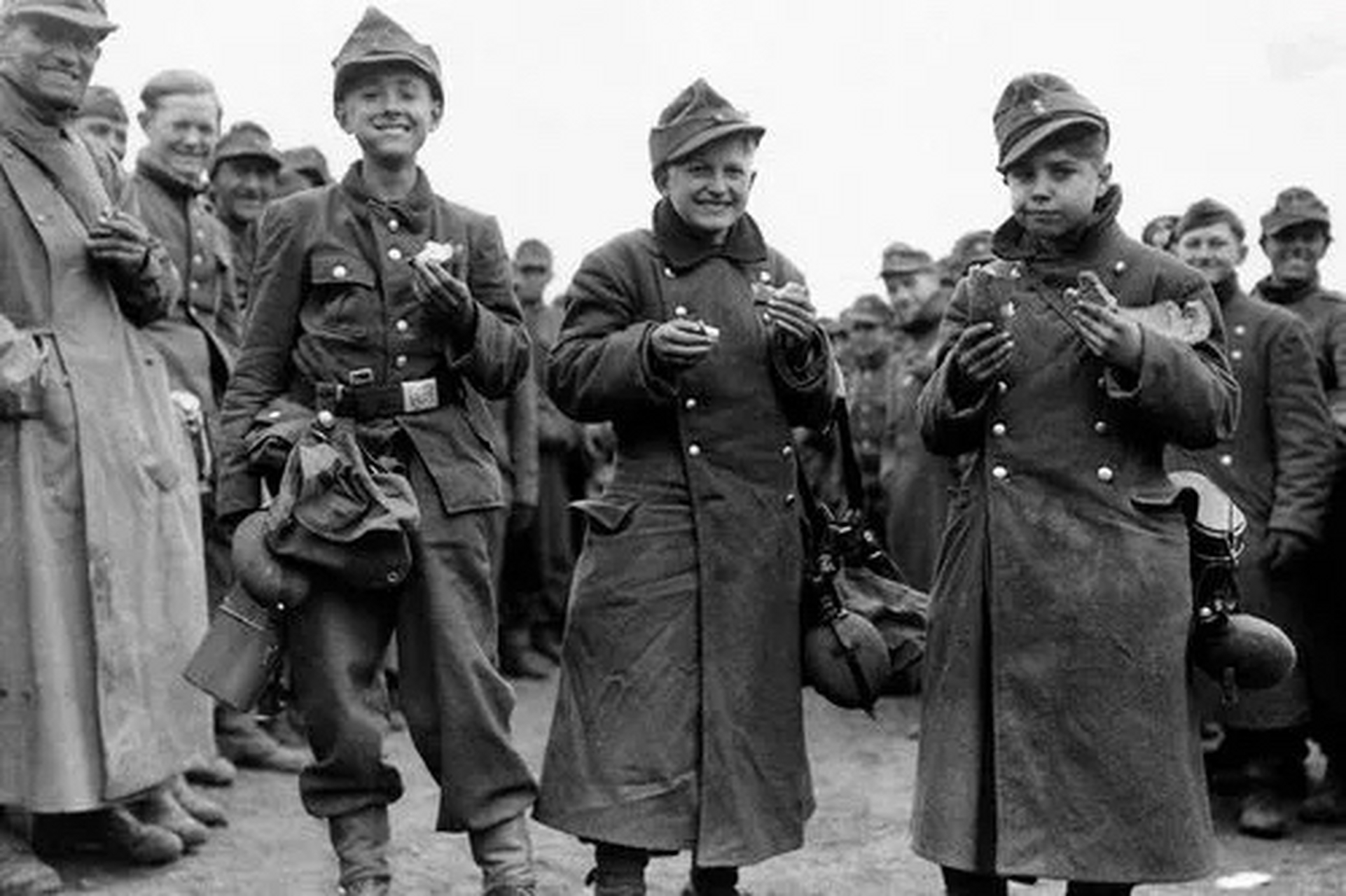 二战老照片# 这张老照片拍摄于第二次世界大战期间,照片中的人物为