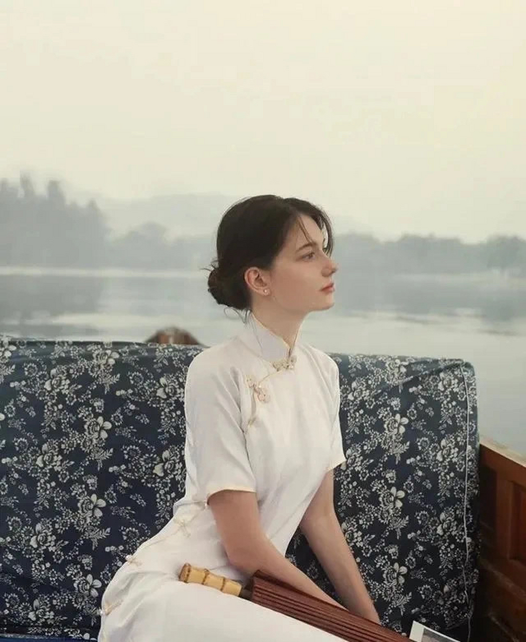 当俄罗斯美女遇上中国旗袍会撞出怎样的火花?