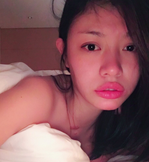 她尊称章子怡为章老师,并十分赞赏汪峰在孩子教育方面的出色表现