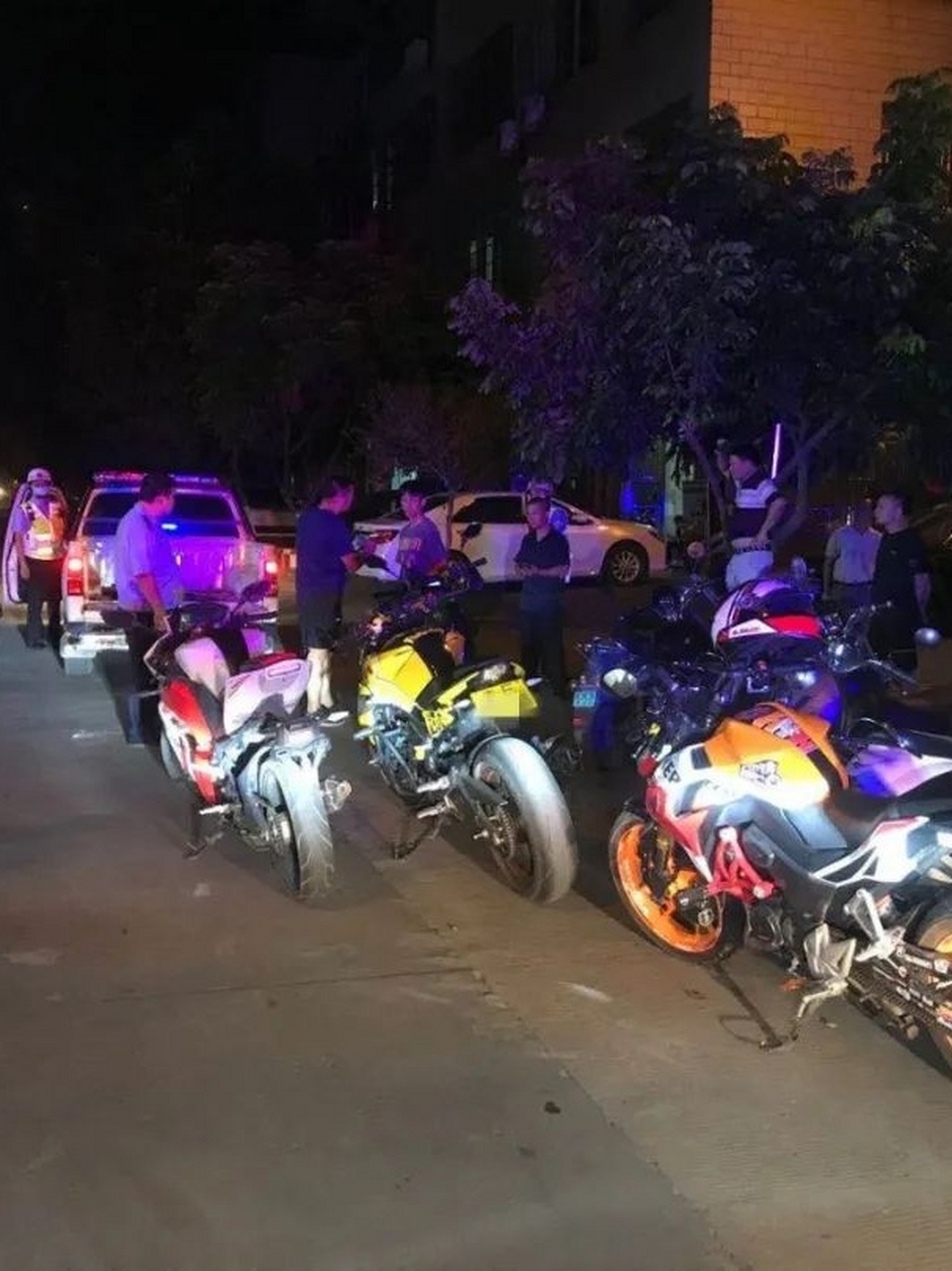 北京多名摩托车手深夜狂飙翻车,网友吐槽命都不要了!