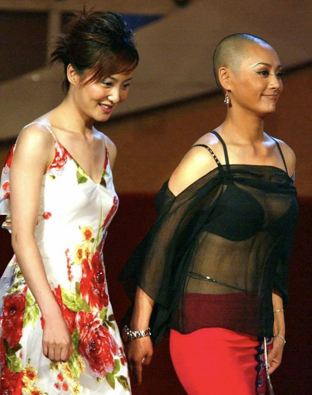 宁静好勇,剃光头都不带怕的,但是这身衣服和这个发型有点不搭