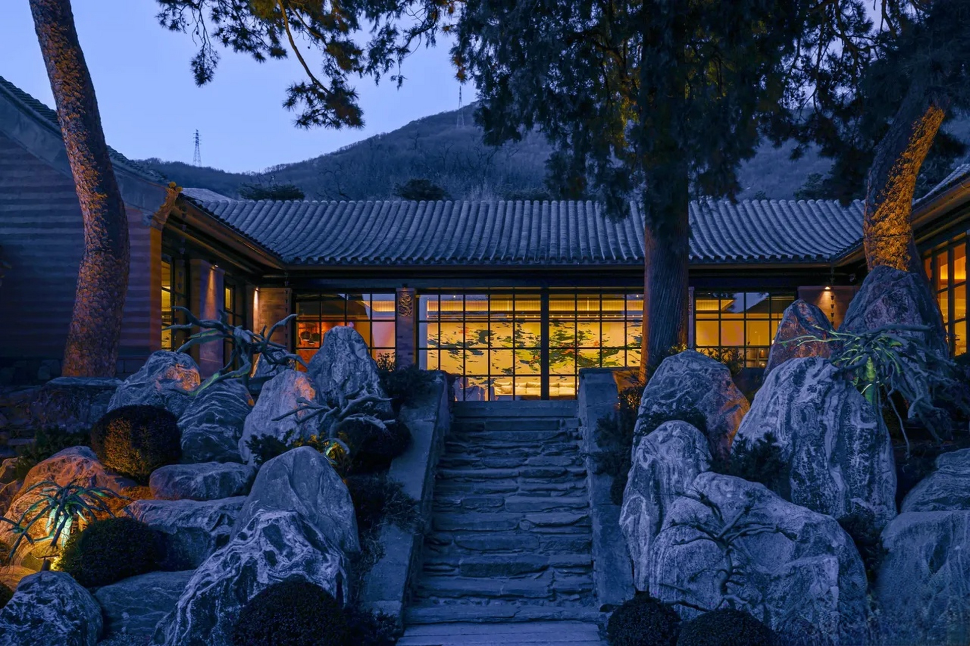 北京昨天的暴雨,把位于门头沟的北京最贵的酒店悉昙酒店冲垮了.