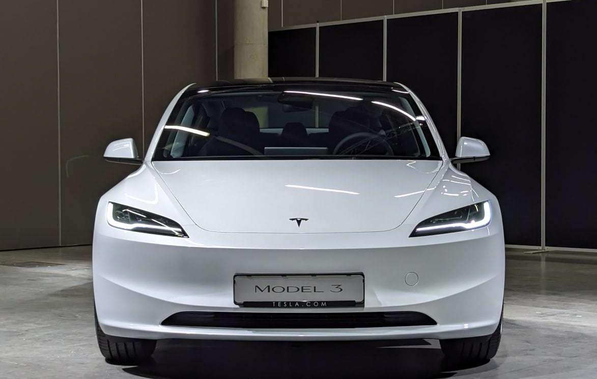 特斯拉新model3实车,起步25.99万,造型变犀利,后排带大屏