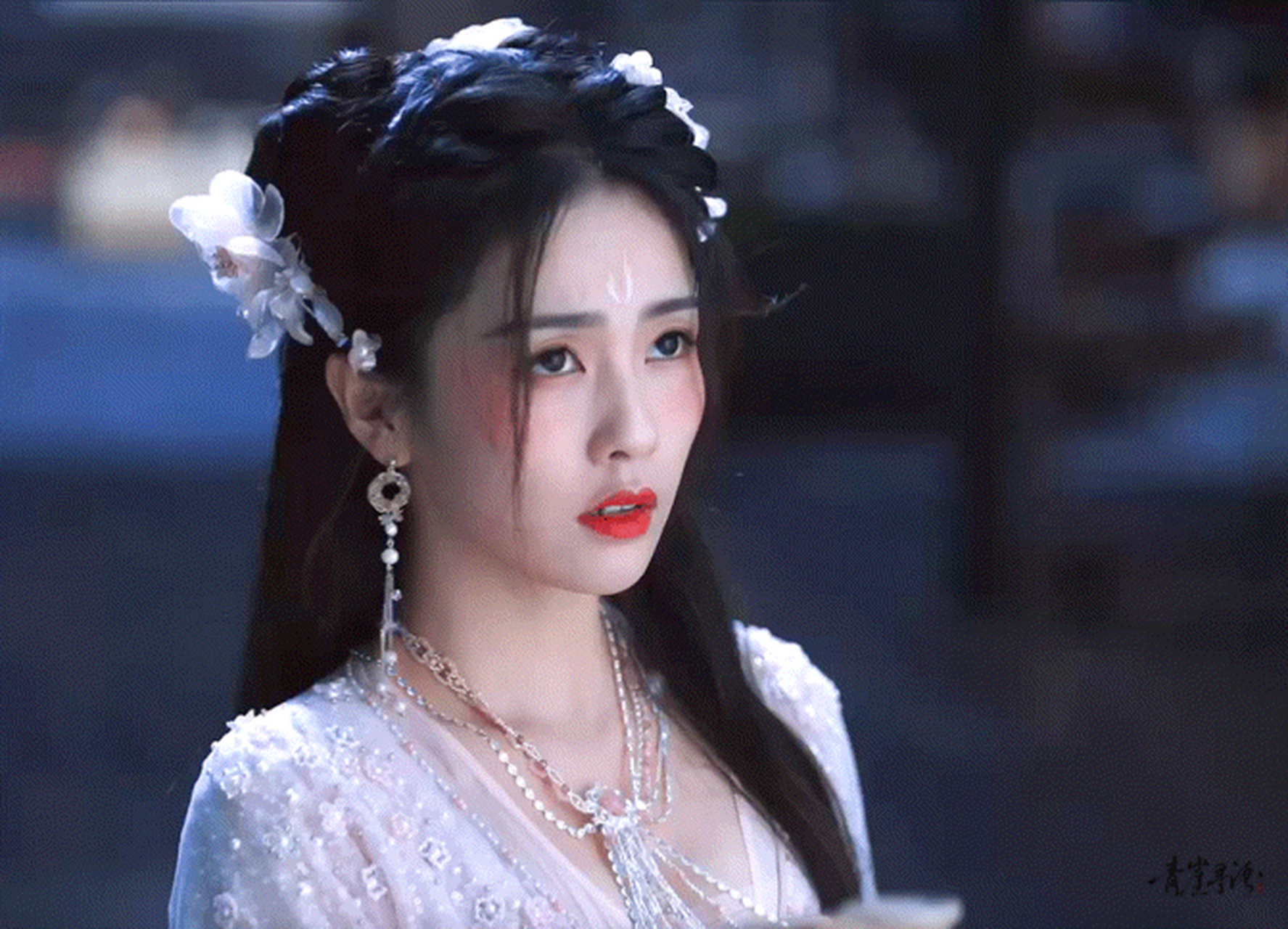 长月烬明黎苏苏这套衣服真的好适合她,粉粉嫩嫩的