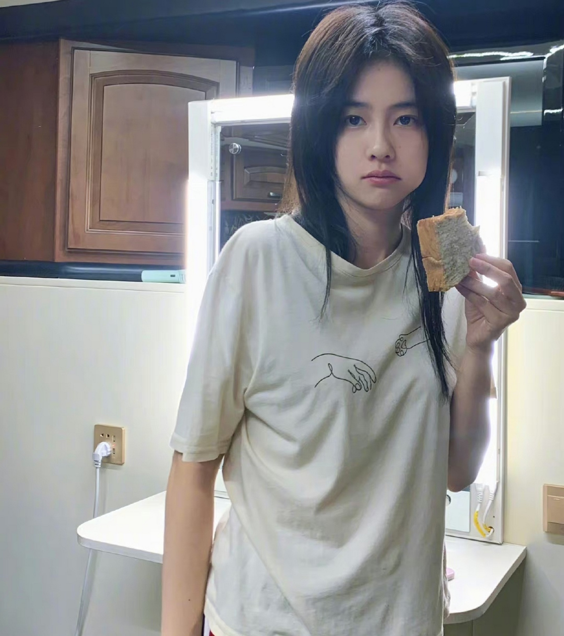 白鹿拿着面包被助理抓拍,素面朝天一脸懵就像刚睡醒一样,她私底下没