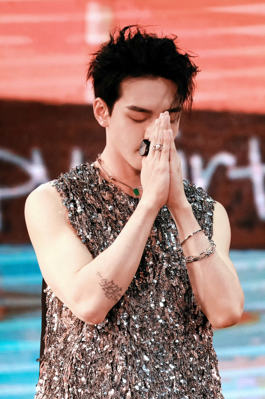 曾舜晞向粉丝反向应援#曾舜晞在今晚南京见面会开始入场后,特意橙去