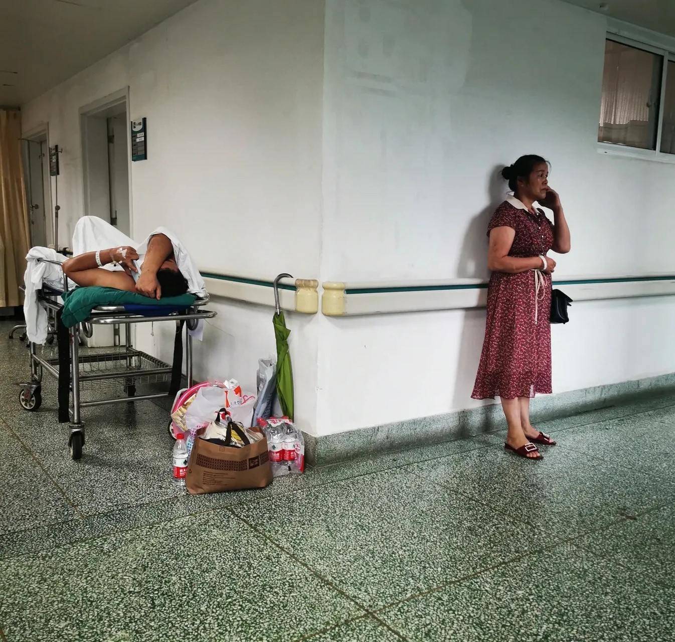 在医院拍得一张颇有温度的人文照片,儿子腰椎骨折,痛苦地躺在床上