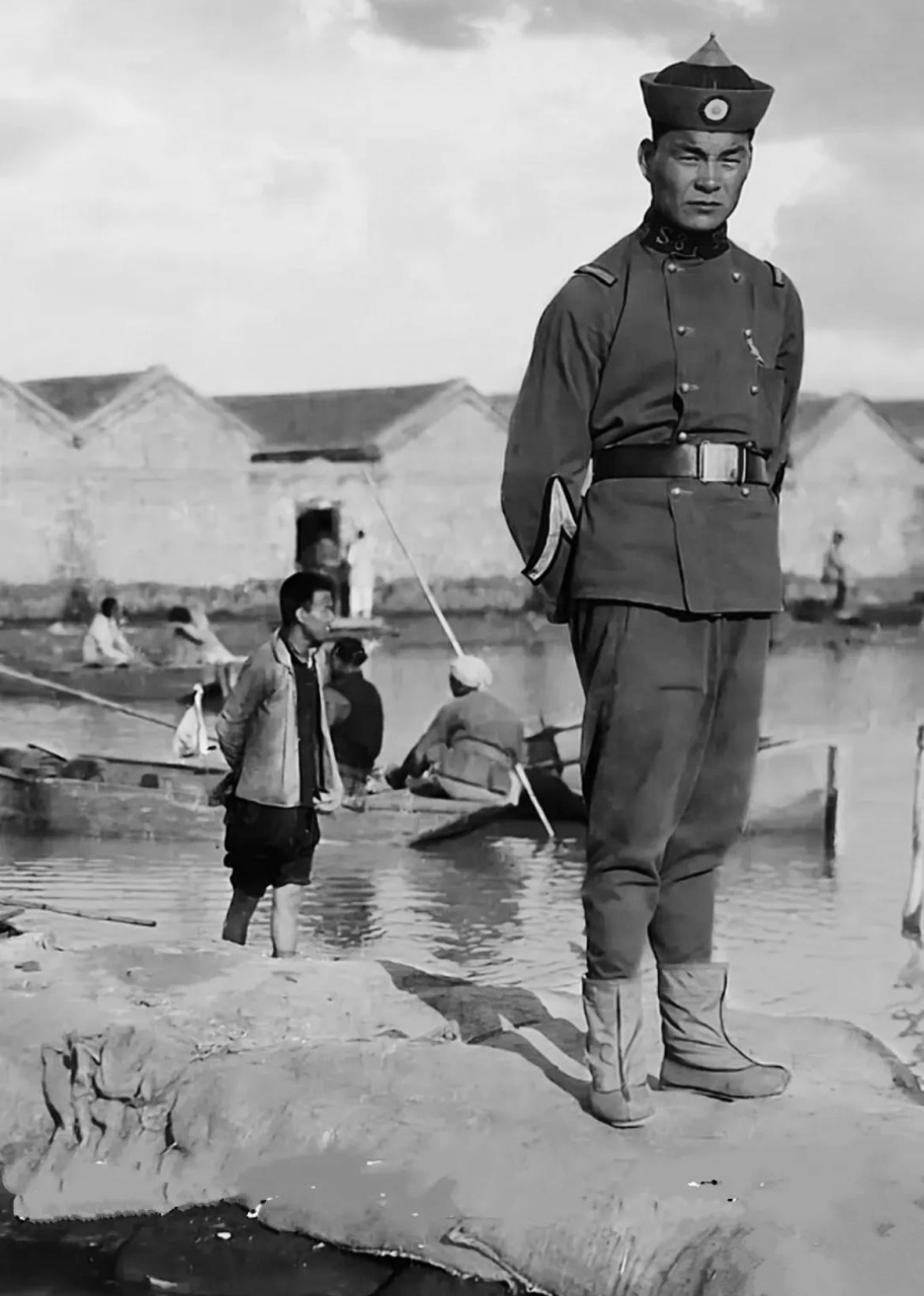 清末天津警察的着装,比较少见的图片.