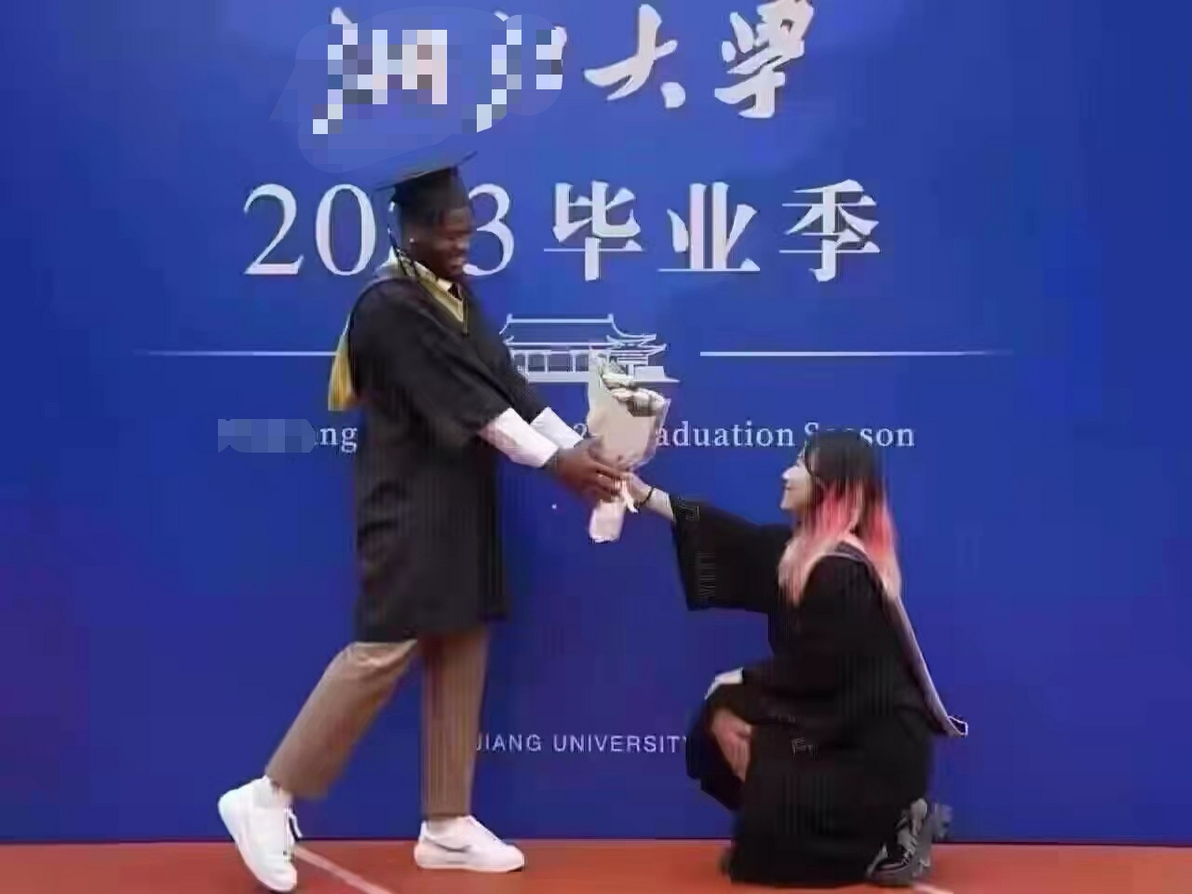 时代不同了,女生半跪向男生献花94