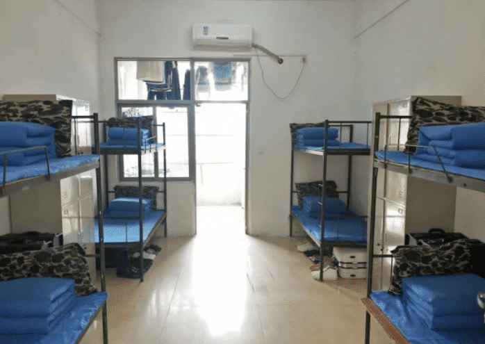 河南一中学宿舍走红,24人一间的大通铺,费用达到每人5000元