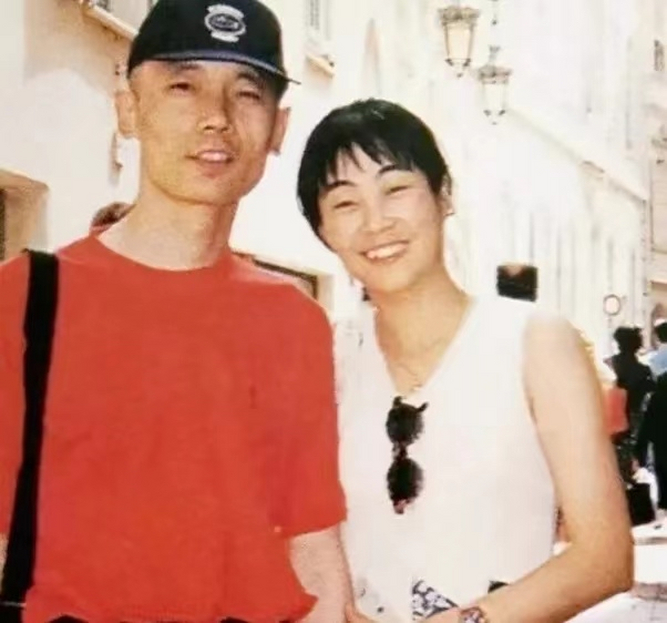 1995年,葛优听了妻子贺聪的话,拿出全部存款——350万,一口气在北京