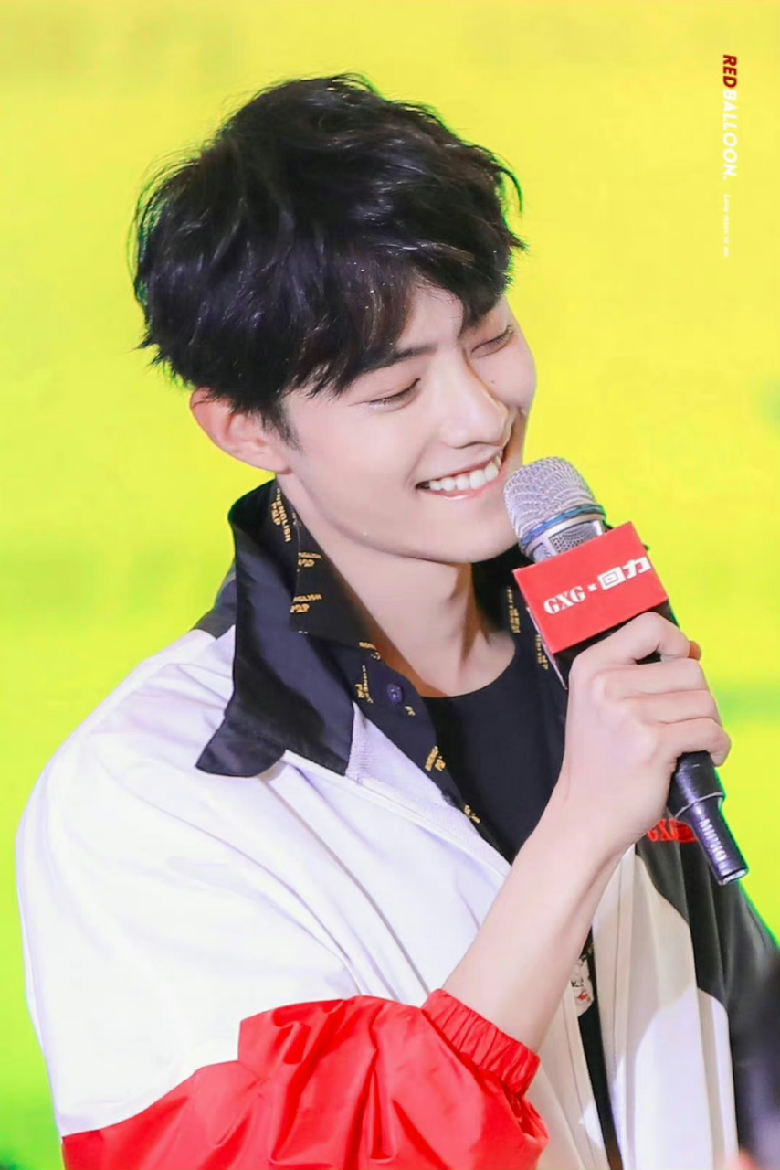 肖战颜值巅峰,那时候兔牙还很明显,状态超好很青春阳光#肖战# #娱乐最