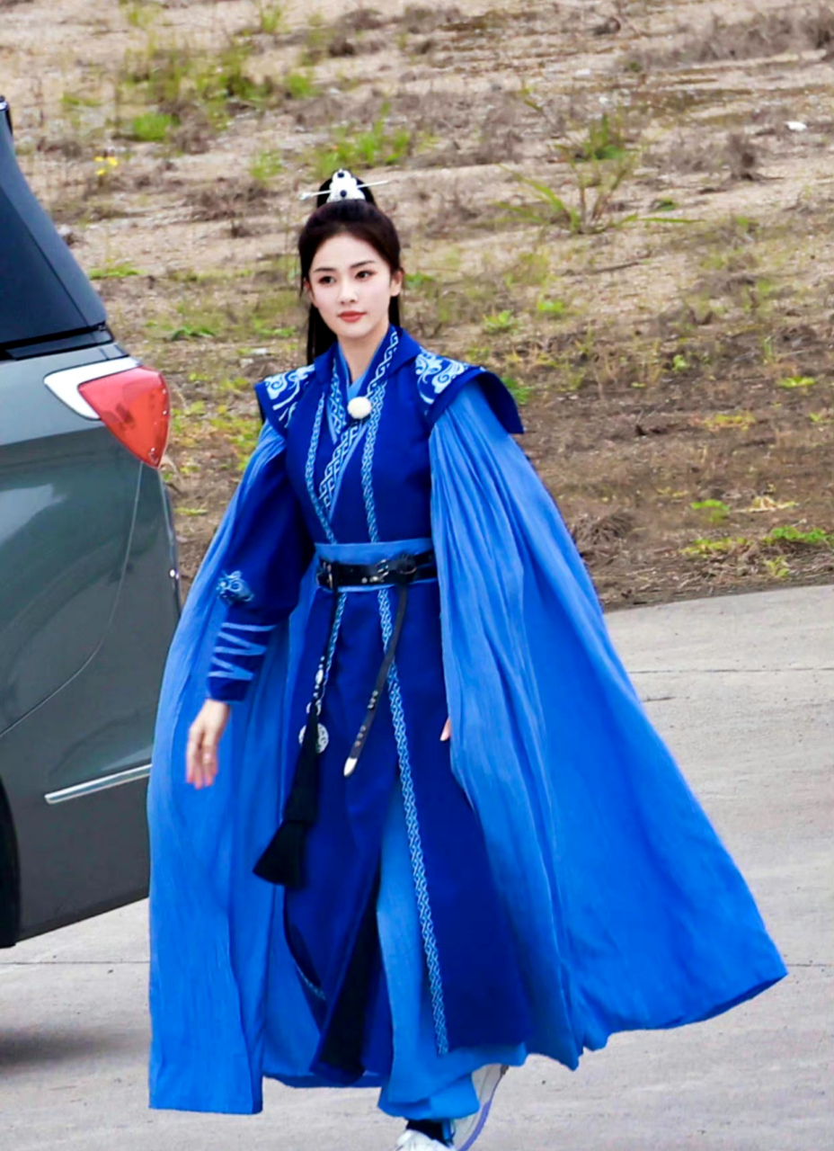 白鹿《奔跑吧》蓝色古装造型饭拍!蓝衣女侠梦回霍将军!