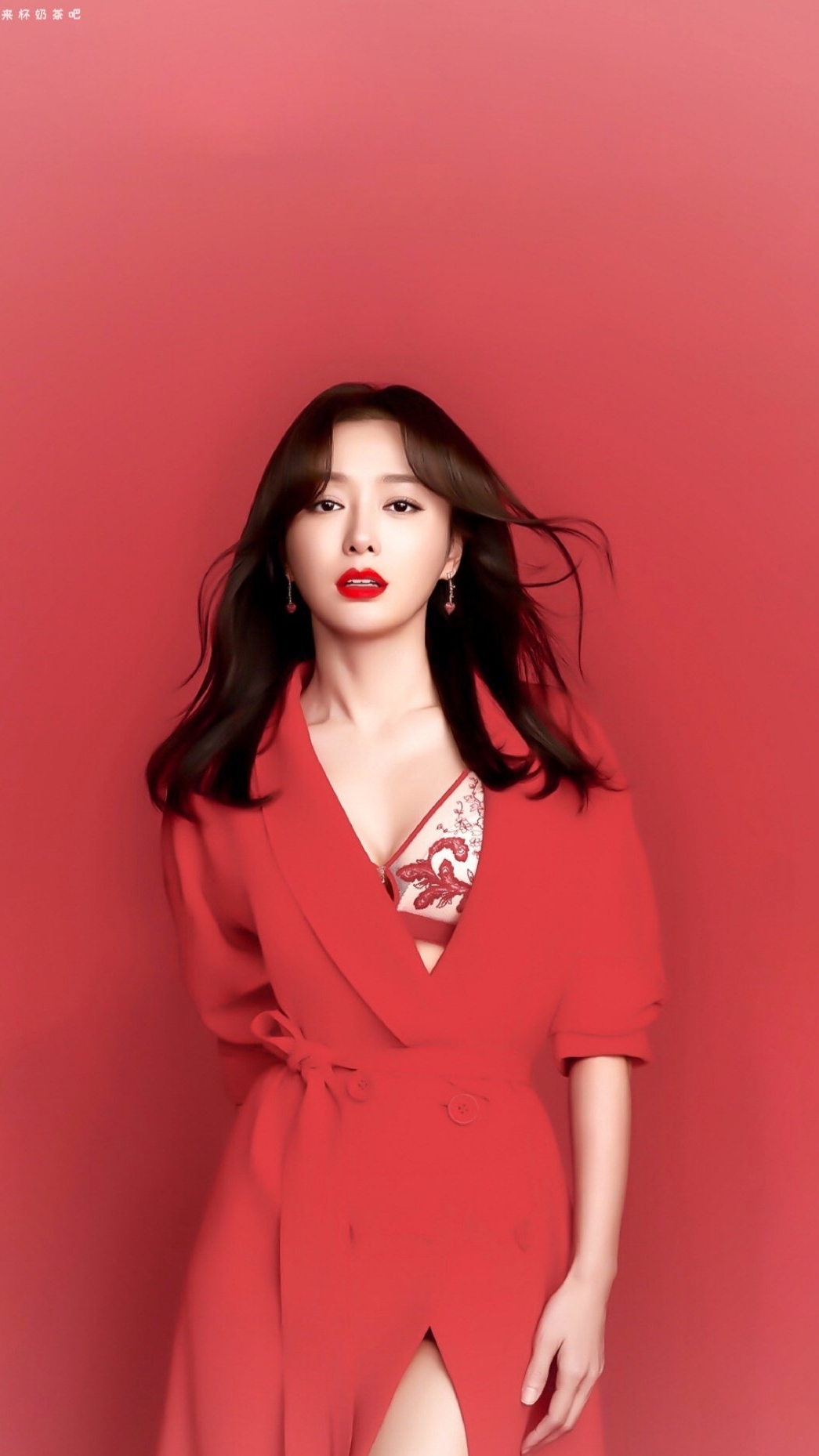 演员秦岚,生活照轻松休闲,礼服照惊艳美丽,你喜欢哪一款造型呢