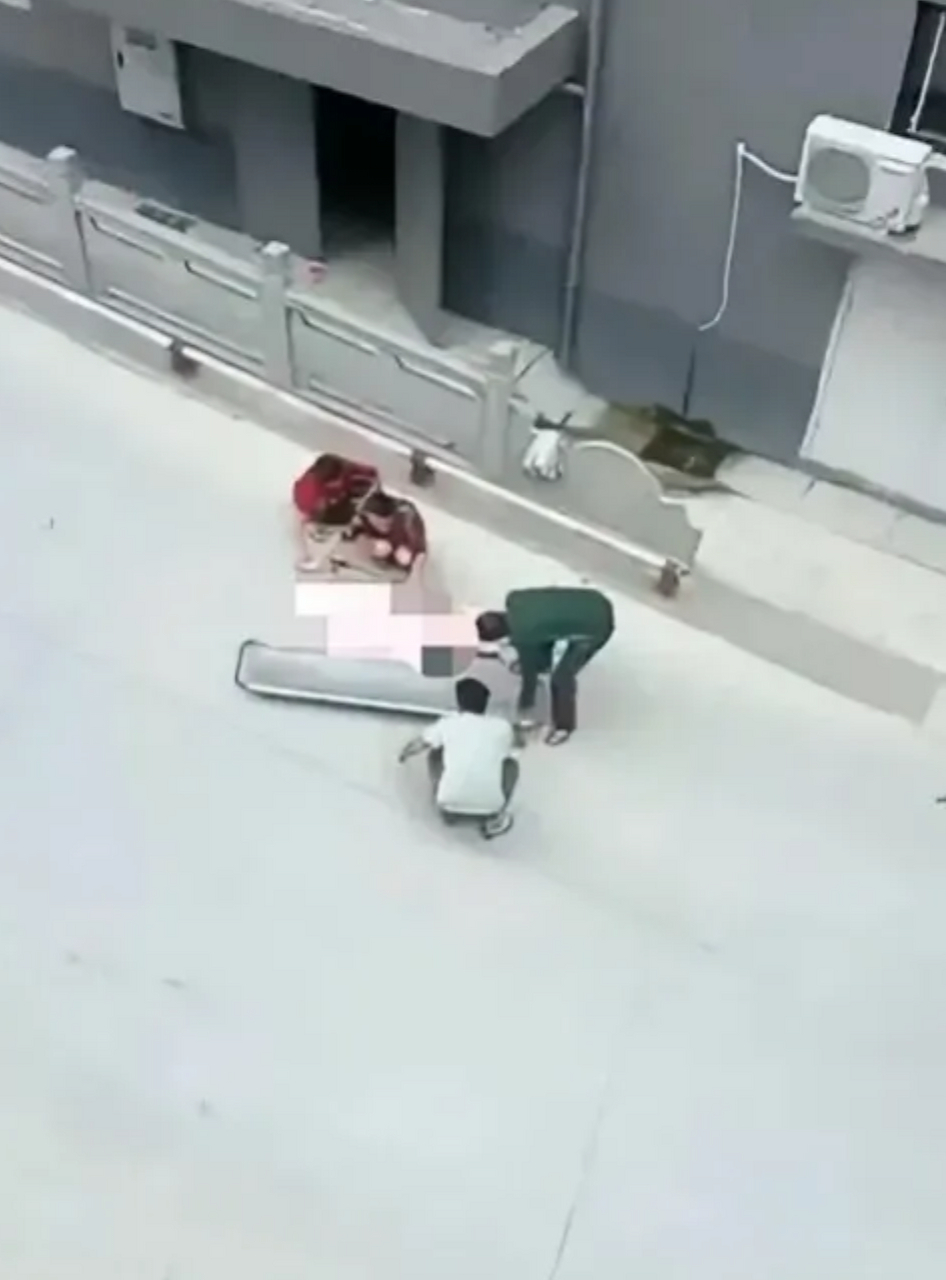 我们小区一个12岁的小女孩跳楼了,从九楼窗子跳下来的.