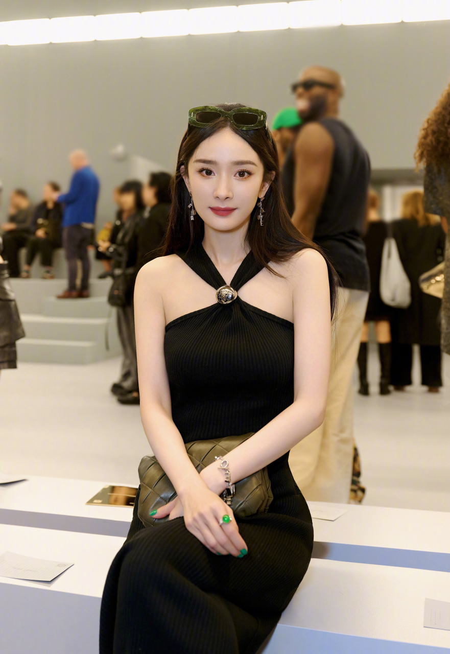 杨幂在巴黎时装周接受外媒采访时,用中文介绍自己是中国的演员杨幂,在