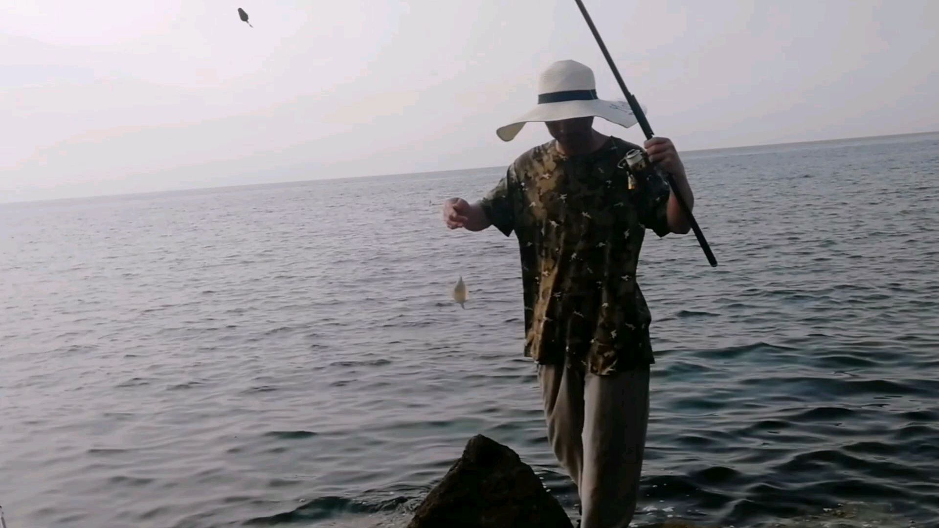 海边拖钓比目鱼,测试钓组和鱼饵,鱼饵颜色很重要