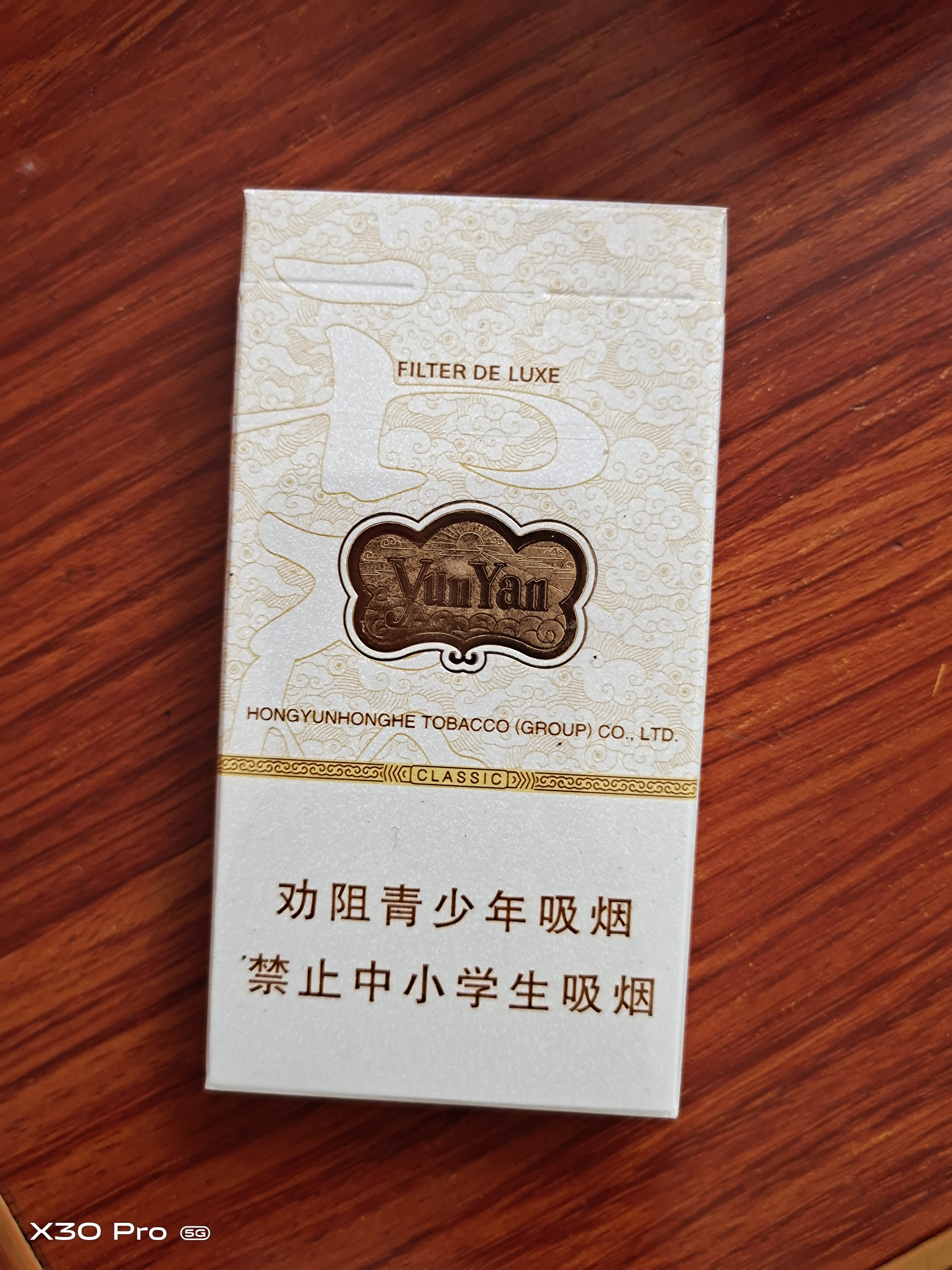 专属了,最近发现很多女孩子会抽烟,尤其是那种打扮的非常时尚的小女孩