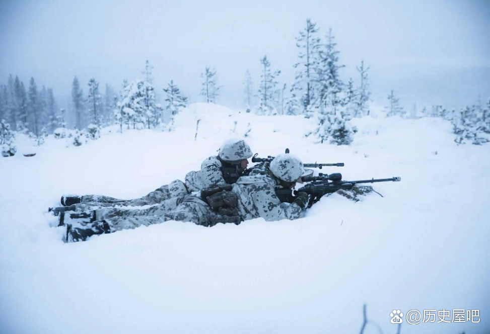 1939年底,苏芬战争期间,两名隐藏在雪地里的芬兰狙击手.
