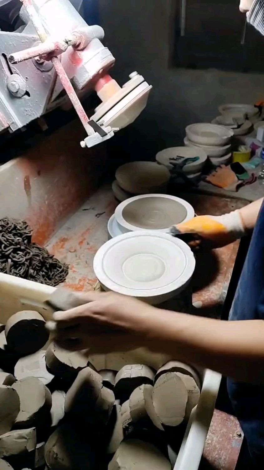 骨质瓷咖啡杯碟滚压成型过程