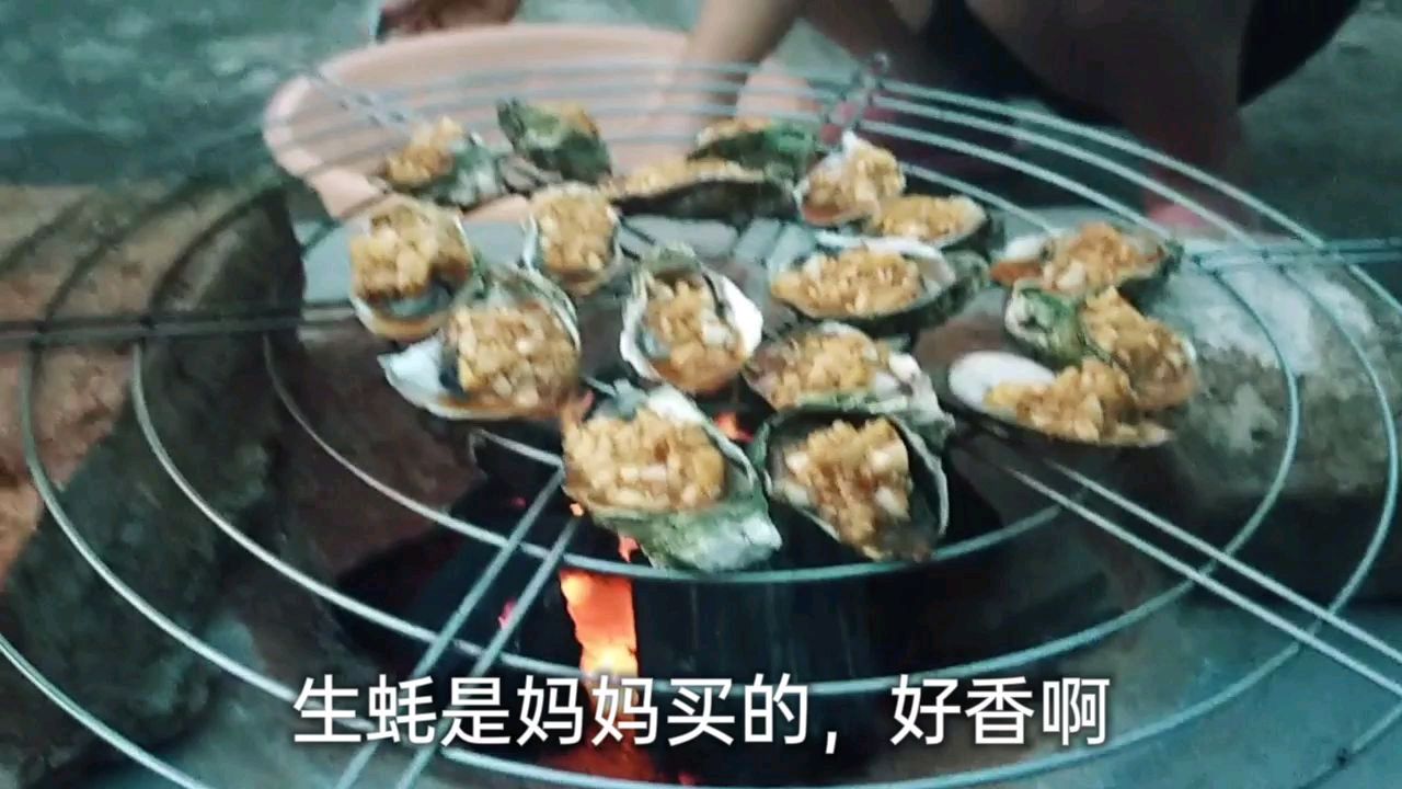 家庭版烧烤:30个生蚝.20根骨肉相连.一包火腿肠,孩子吃美味了