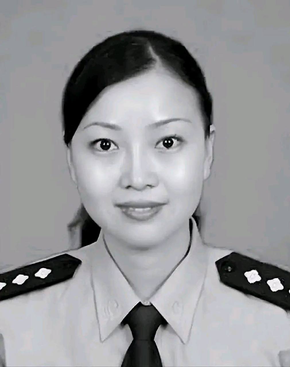 浙江温州一个漂亮女警汪茜茜,被3名歹徒抢劫并强迫发生关系,之后又被