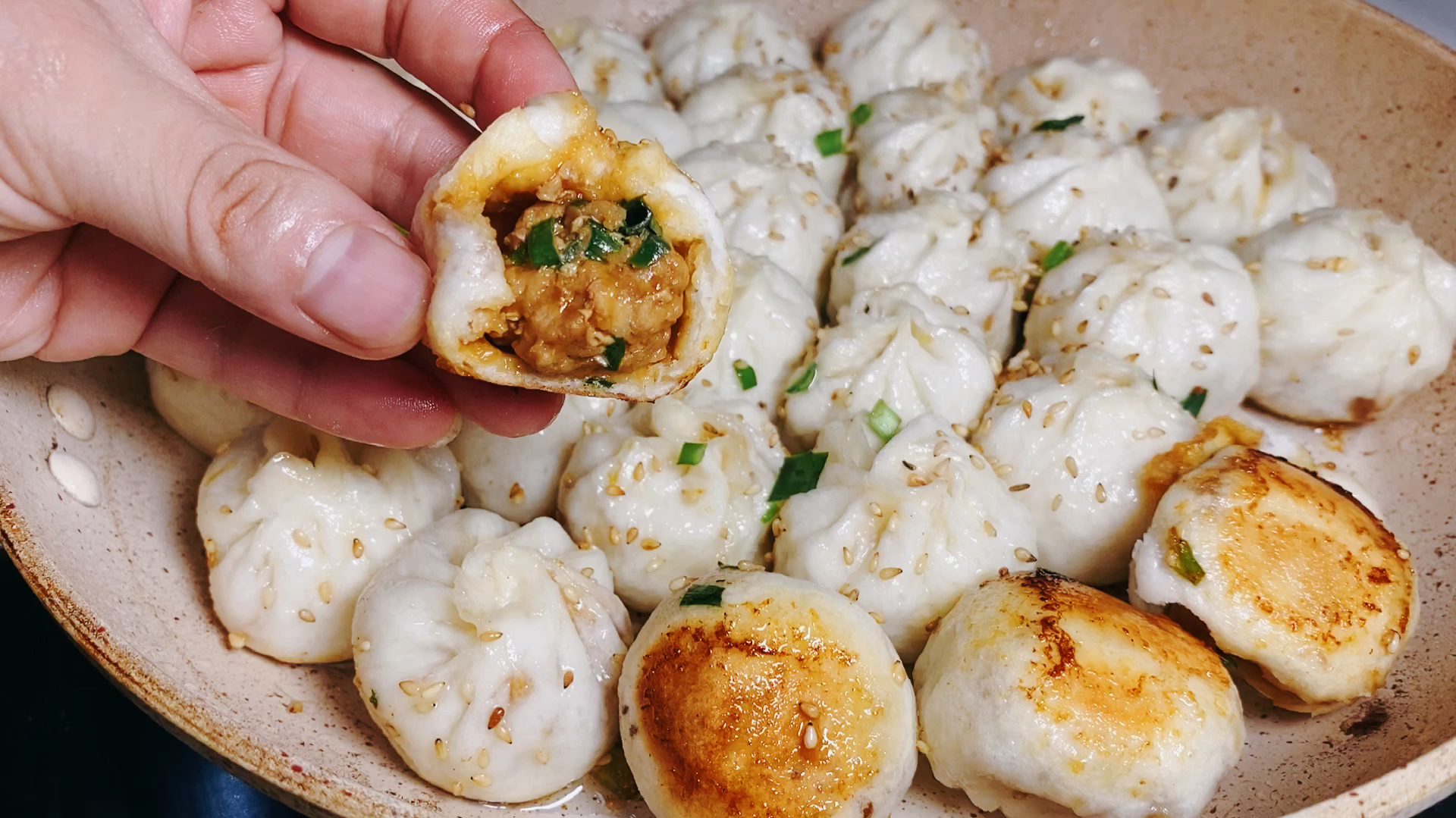 生煎包好吃秘诀在这里,面皮松软底部酥脆,发面技巧详细,超简单