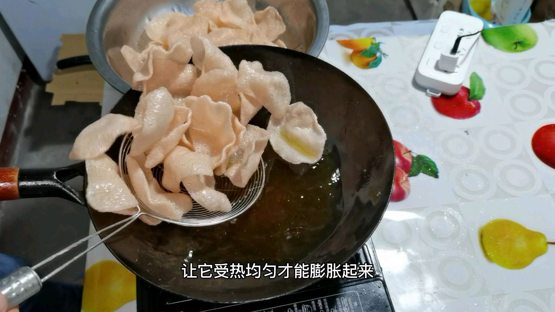 小时候心心念念的虾片,终于可以吃个够了,自己炸好吃不贵