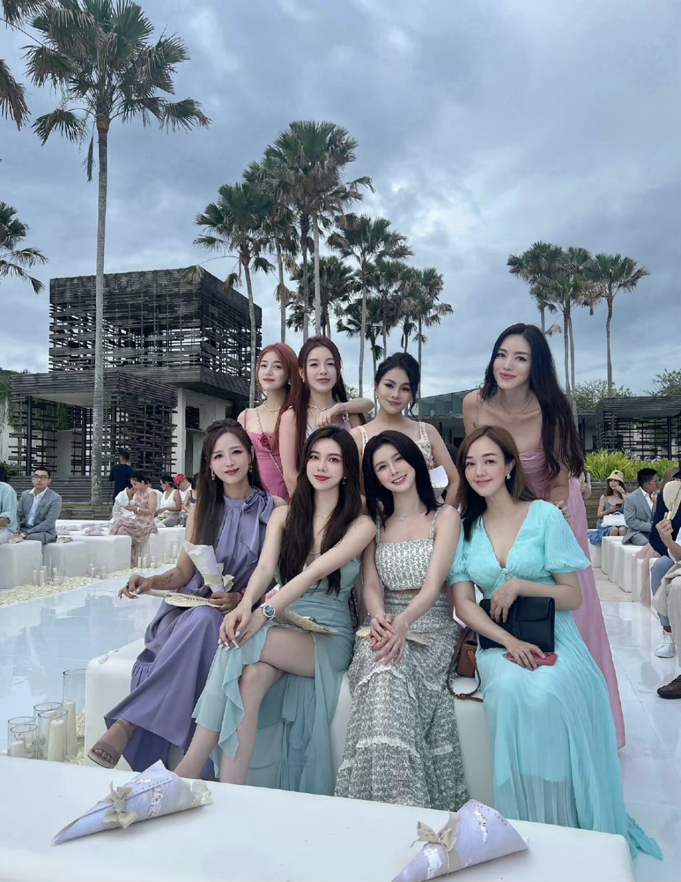 潘玮柏宣云婚礼上的伴娘团,颜值气质丝毫不亚于电影明星,现场嘉宾有福