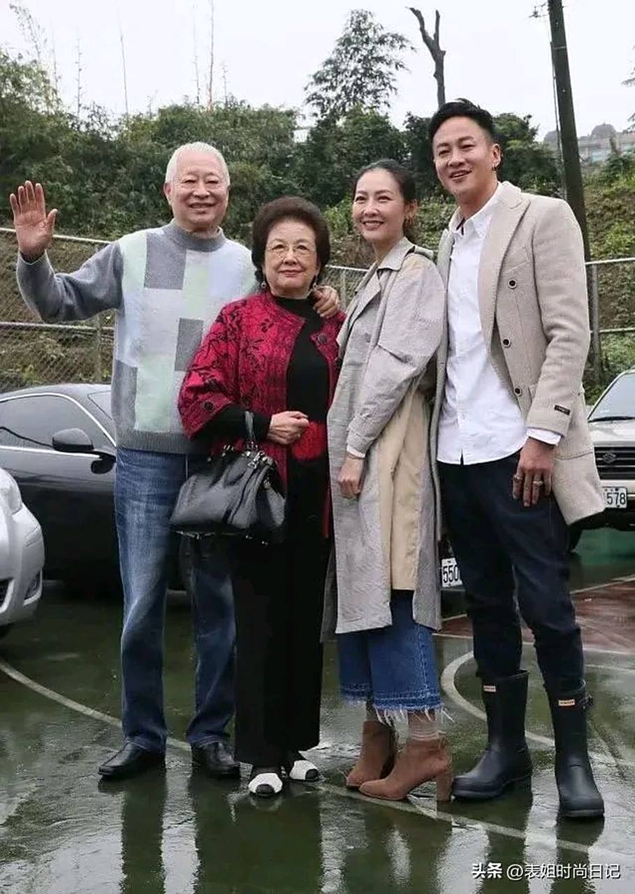 何润东icon1家4口的合影照!