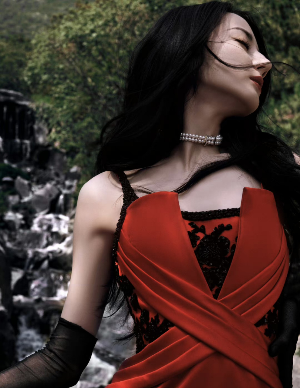 玫瑰95,红的好热烈～  迪丽热巴一袭红色钉珠刺绣礼服置身山水之间