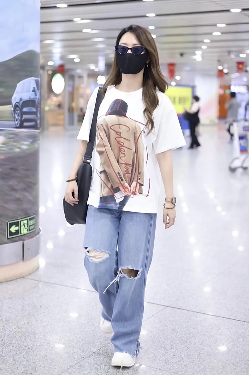 白冰最新的街拍来了,她穿了一件白色的圆领短袖t恤,这t恤胸前还有个