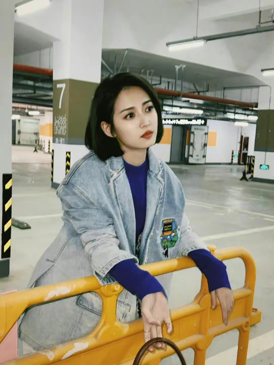 陈钰琪# 陈钰琪短发牛仔外套看着就很街头少女