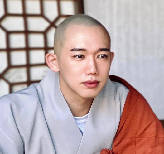 帅得像男团 idol!韩国最美和尚"花僧"爆红,全抢着和他喝茶!