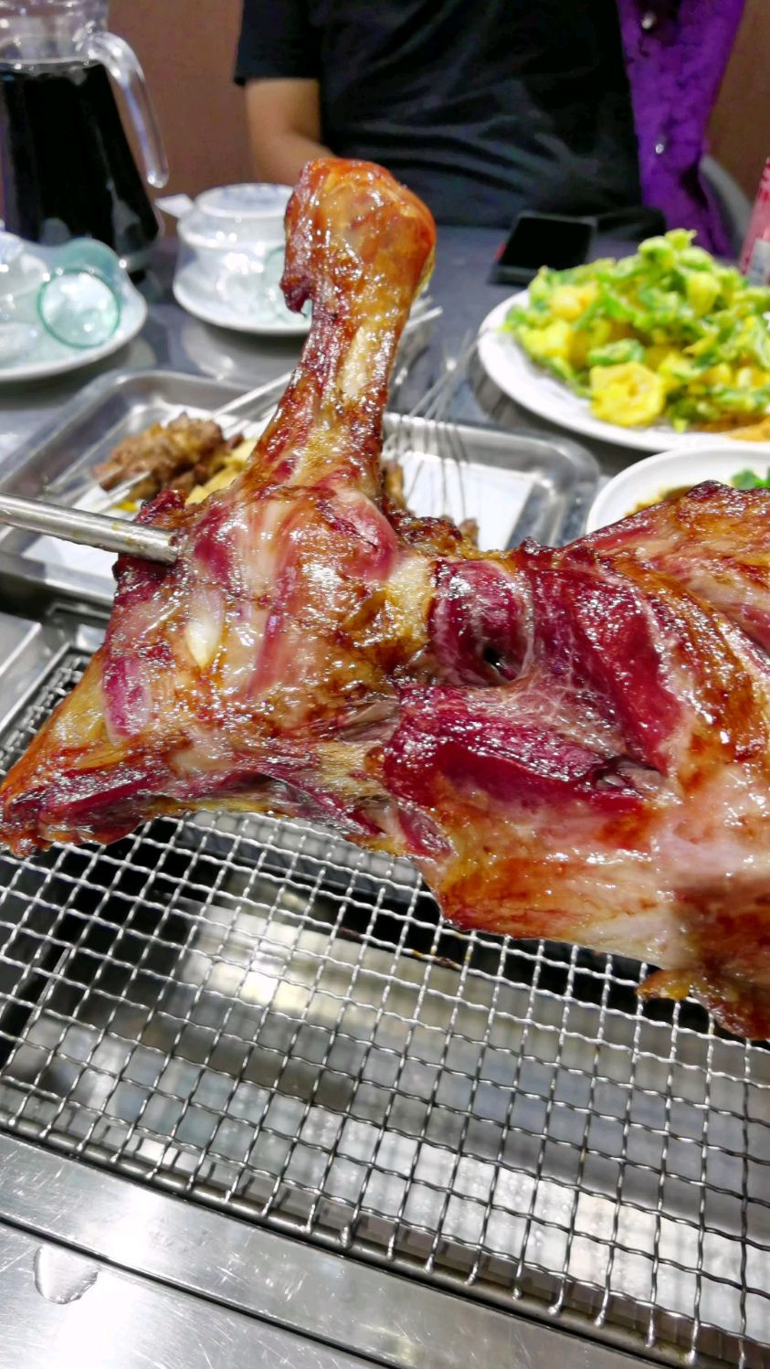 烤羊腿可太好吃啦,济南人吃烧烤的最高境界,整条腿现烤现吃-度小视