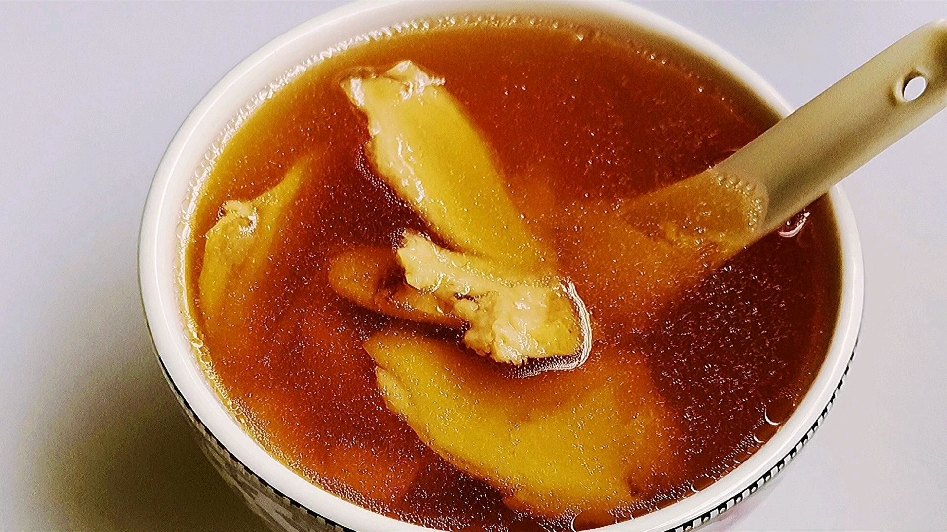 红参炖瘦肉汤,味道清甜回甘,体质虚弱手脚冰凉的人可以炖来饮用